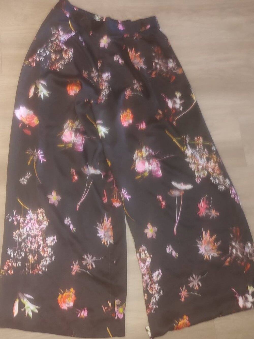 Victoria Secret Women's Silk Pajamas Pants Size M Used In Good Condition.